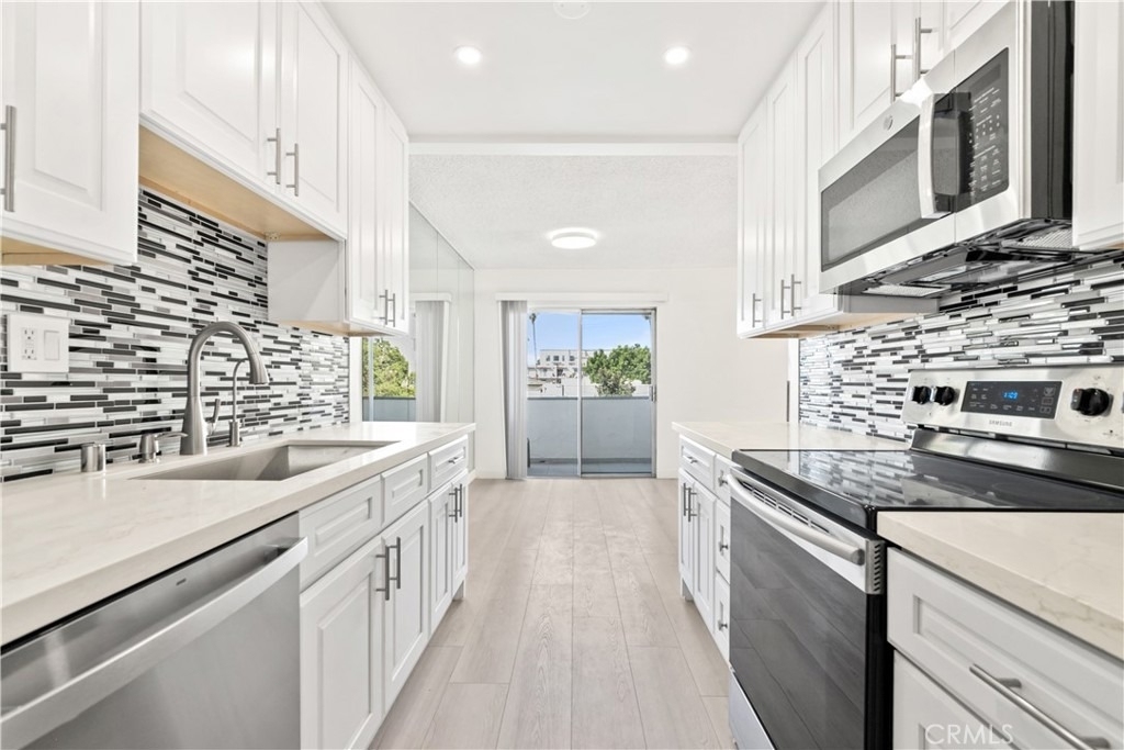1344 N Martel Avenue - Photo 2