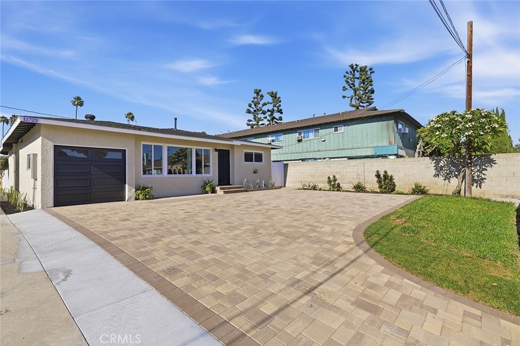 11331 Pioneer Boulevard - Photo 2