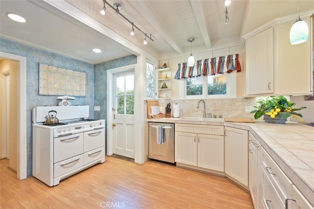 1128 E Balboa - Photo 12