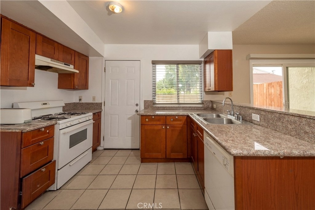 1439 N Elderberry Avenue - Photo 6