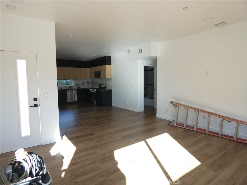 6034 Craner Avenue - Photo 9