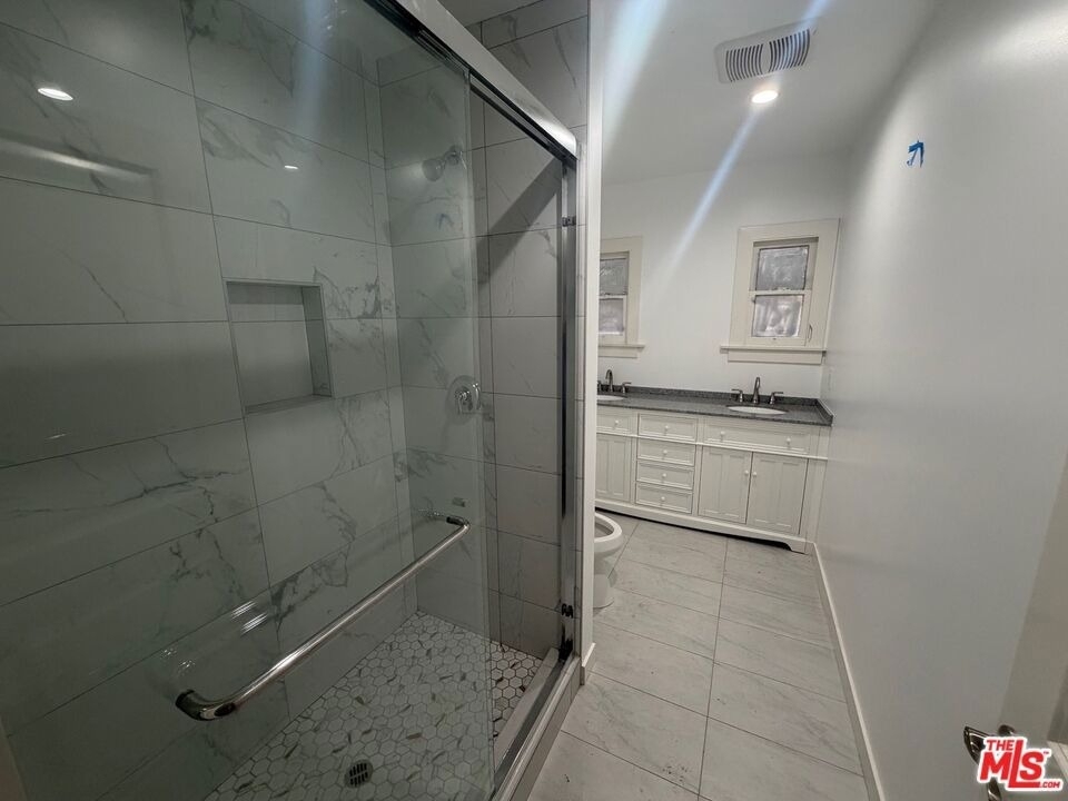 1021 1/4 S Burlington Avenue - Photo 3