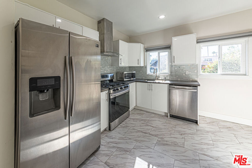 801 N Alexandria Avenue - Photo 2