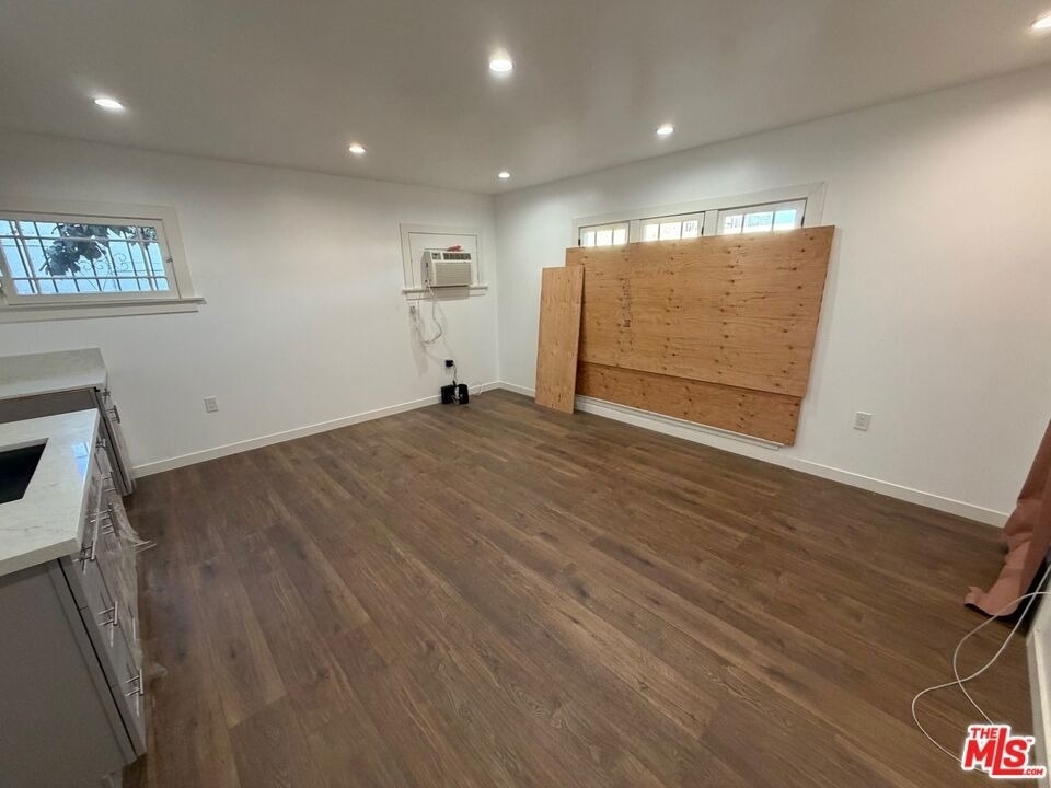1021 S Burlington Avenue - Photo 4