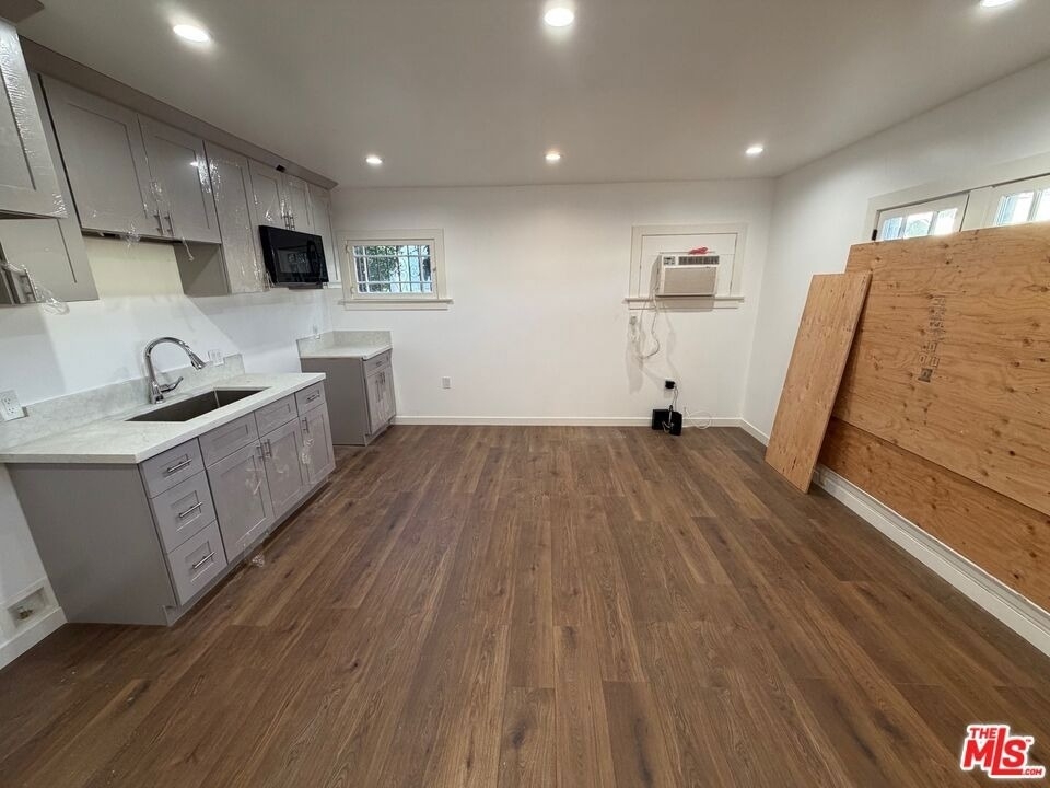 1021 S Burlington Avenue - Photo 1