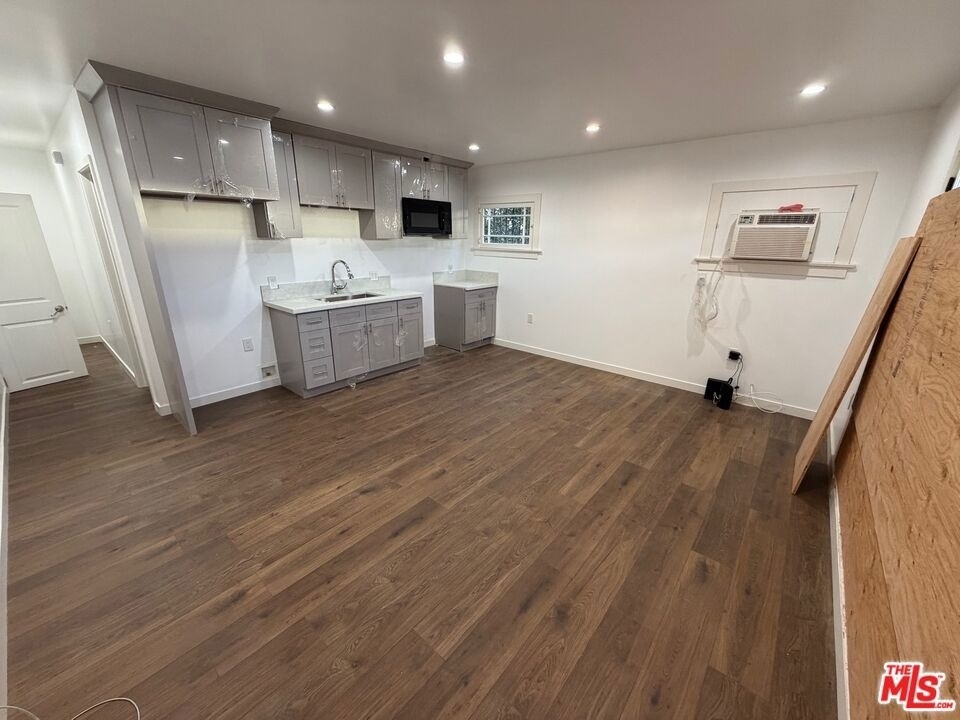 1021 S Burlington Avenue - Photo 2