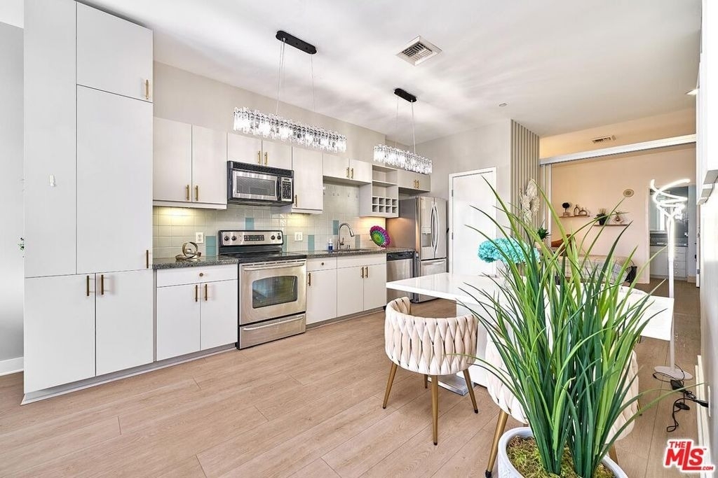 3810 Wilshire Boulevard - Photo 7