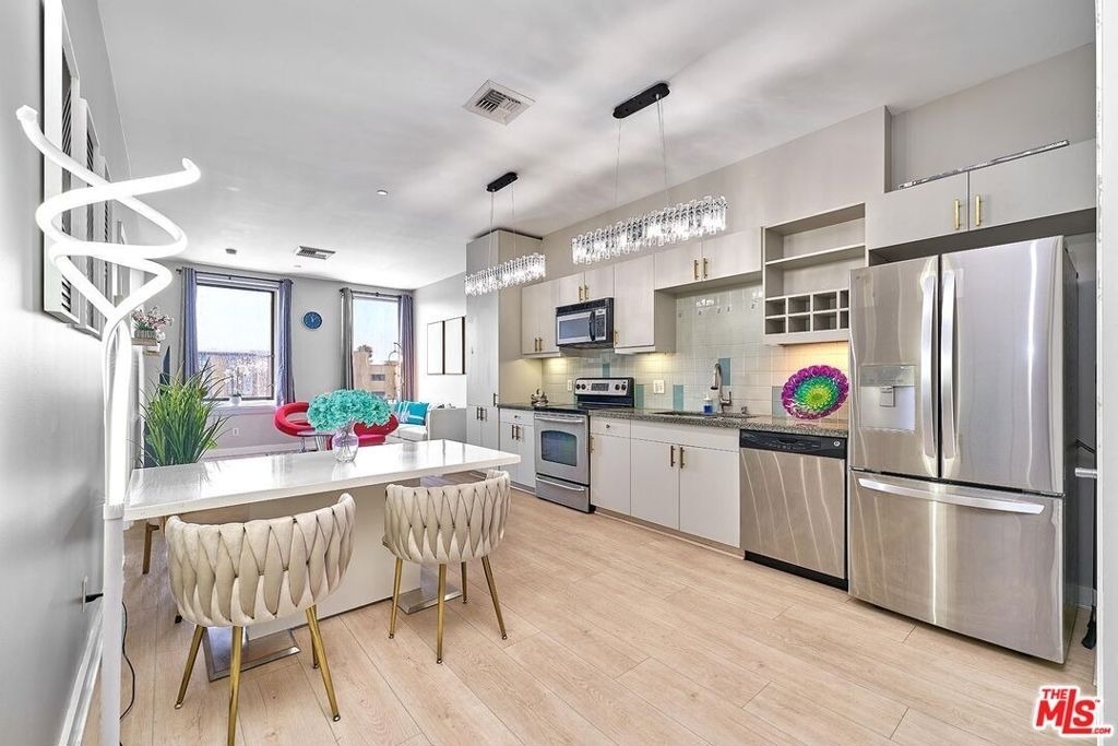 3810 Wilshire Boulevard - Photo 2