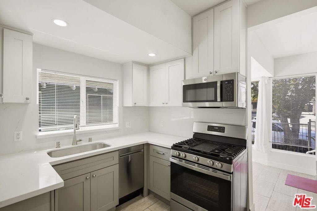 2910 Budlong Avenue - Photo 9