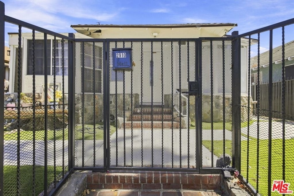 2910 Budlong Avenue - Photo 3