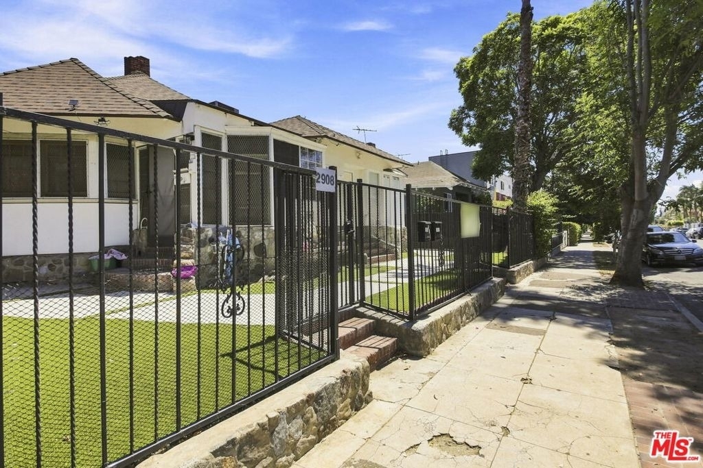 2910 Budlong Avenue - Photo 1