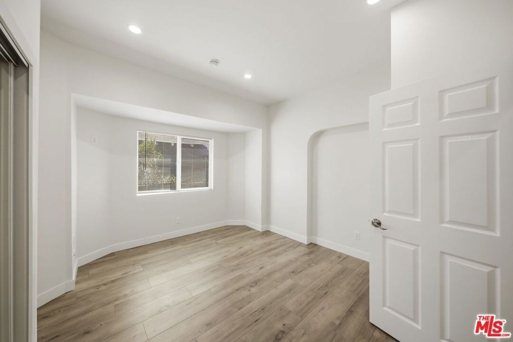 2910 Budlong Avenue - Photo 29