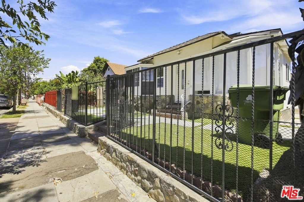 2910 Budlong Avenue - Photo 2