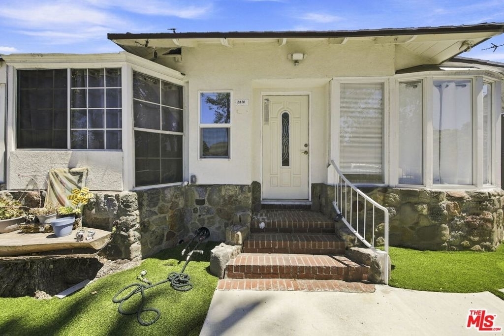 2910 Budlong Avenue - Photo 4