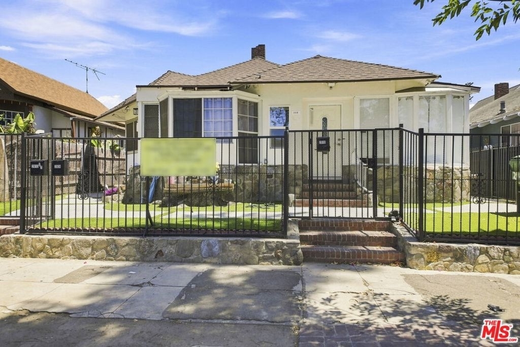 2910 Budlong Avenue - Photo 0