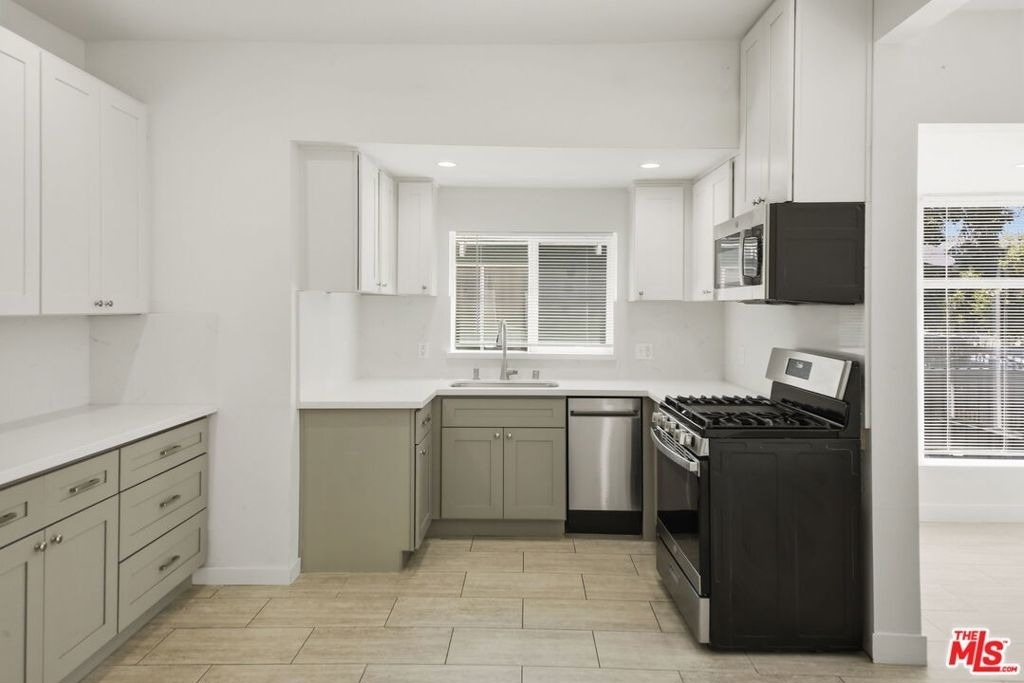 2910 Budlong Avenue - Photo 11