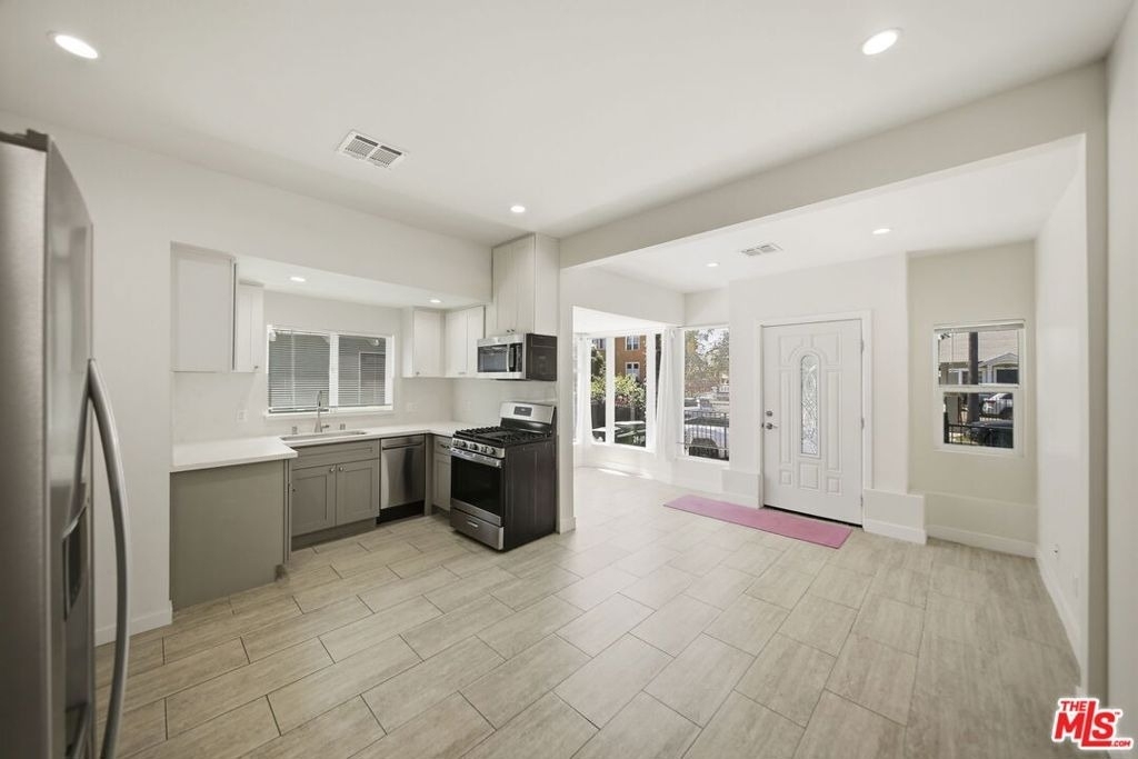 2910 Budlong Avenue - Photo 8
