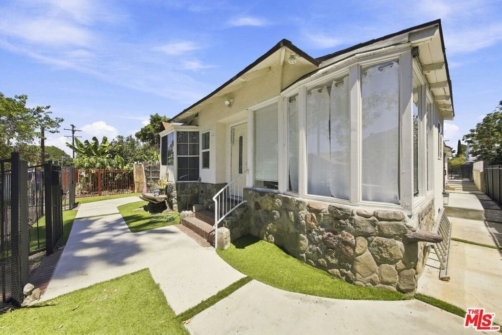 2910 Budlong Avenue - Photo 5