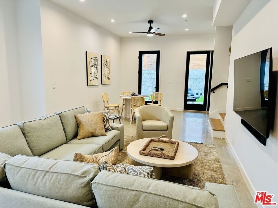 948 E 67th Street - Photo 3