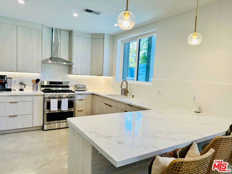 948 E 67th Street - Photo 5