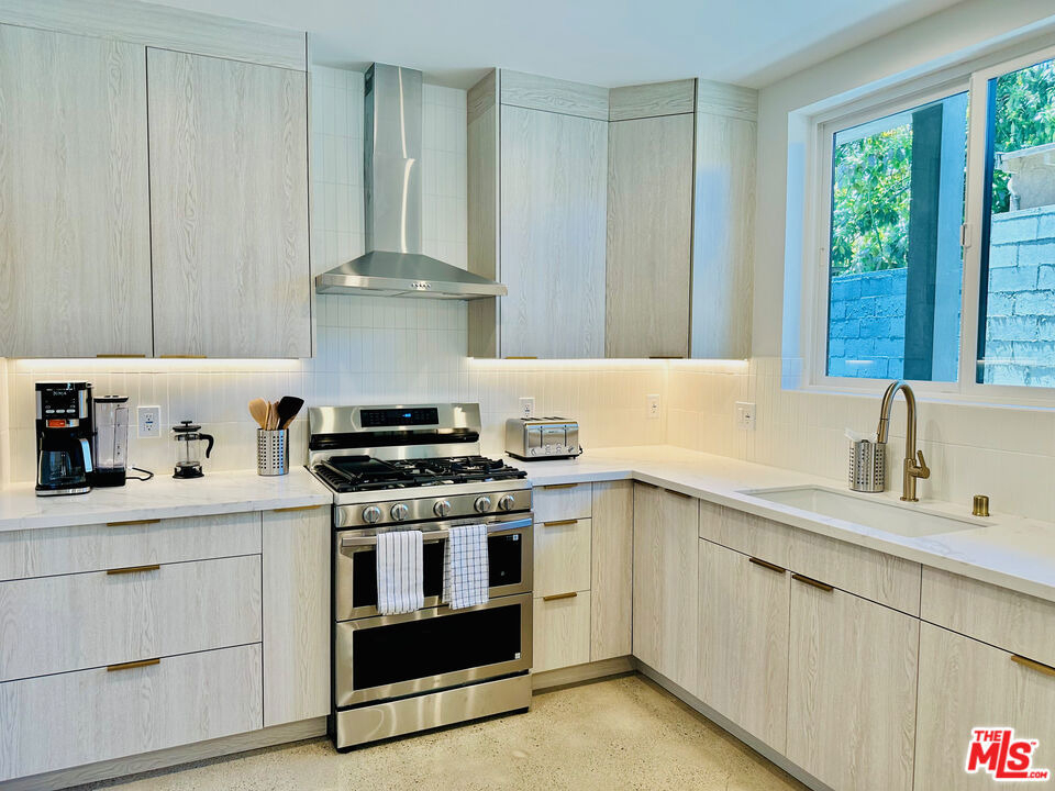 948 E 67th Street - Photo 6