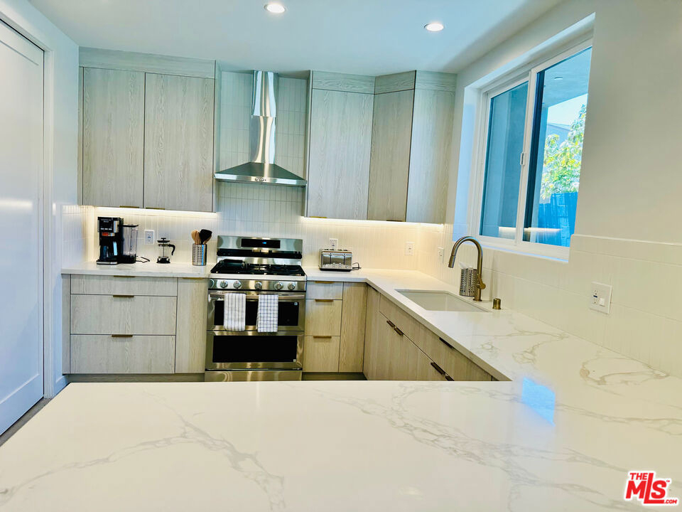 948 E 67th Street - Photo 7