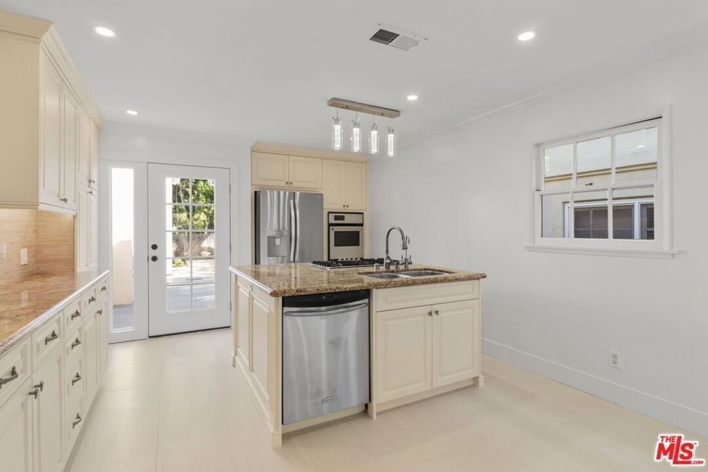 2128 Camden Avenue - Photo 7