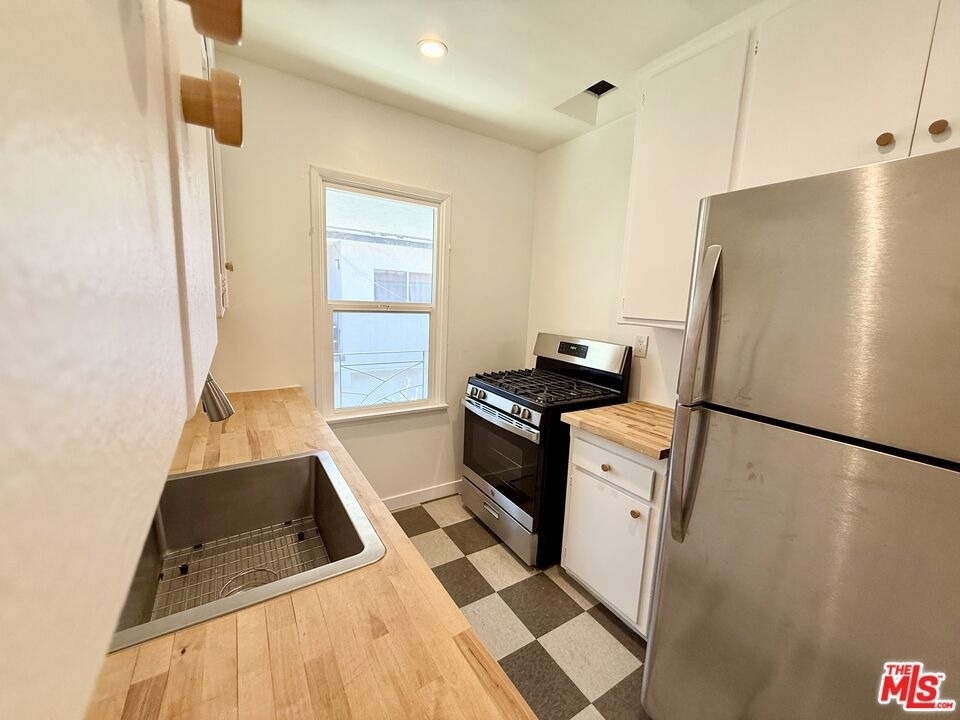 1143 N Formosa - Photo 5