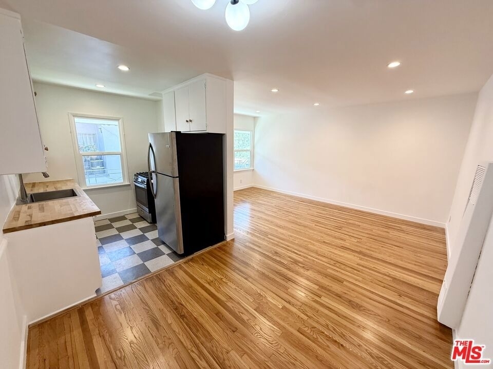 1143 N Formosa - Photo 2