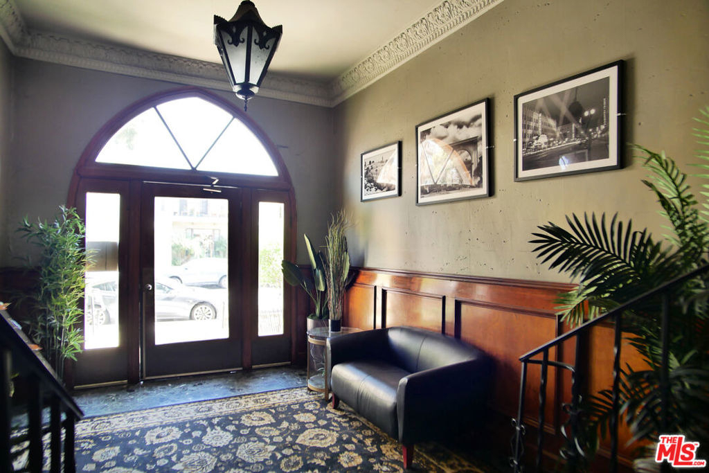 611 S Cloverdale Avenue - Photo 4