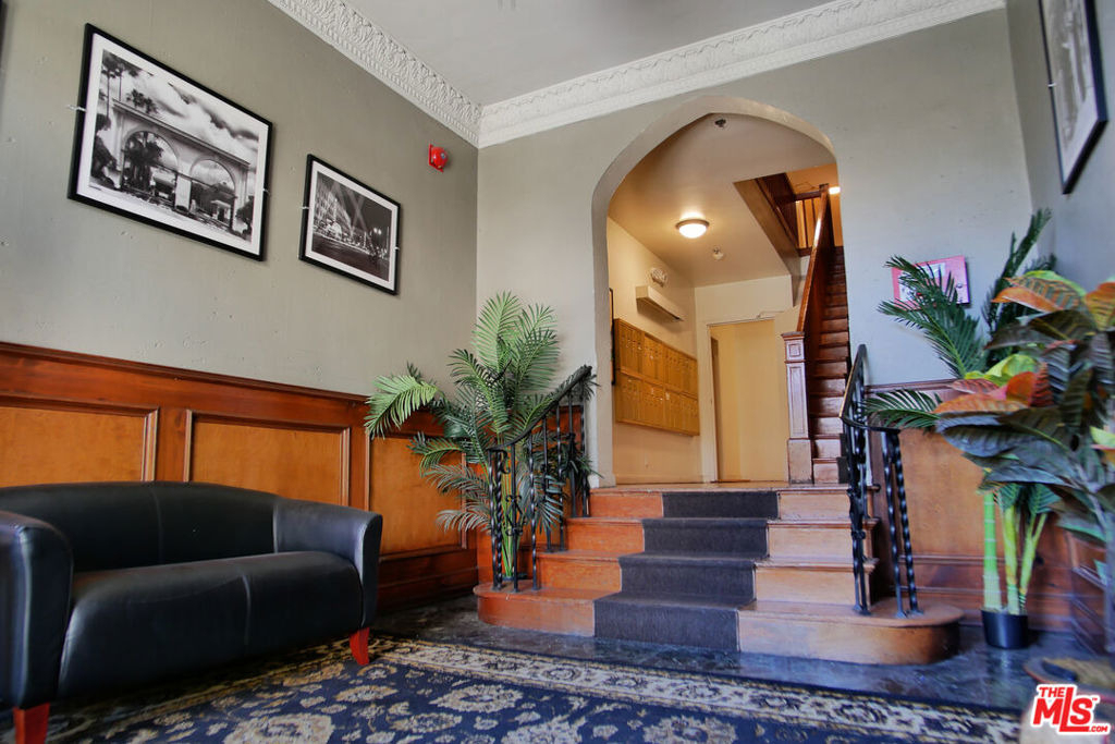 611 S Cloverdale Avenue - Photo 5