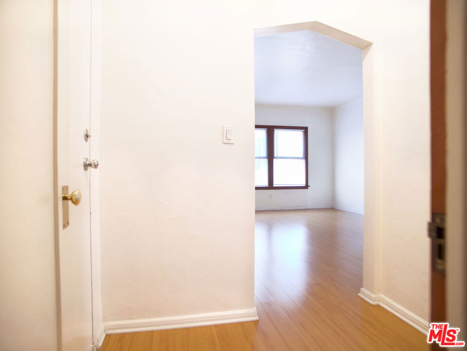611 S Cloverdale Avenue - Photo 6