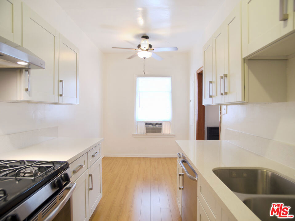 611 S Cloverdale Avenue - Photo 10