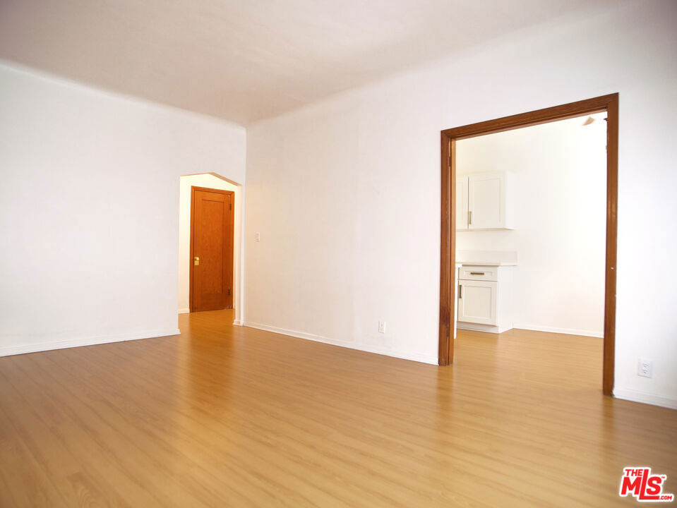 611 S Cloverdale Avenue - Photo 8