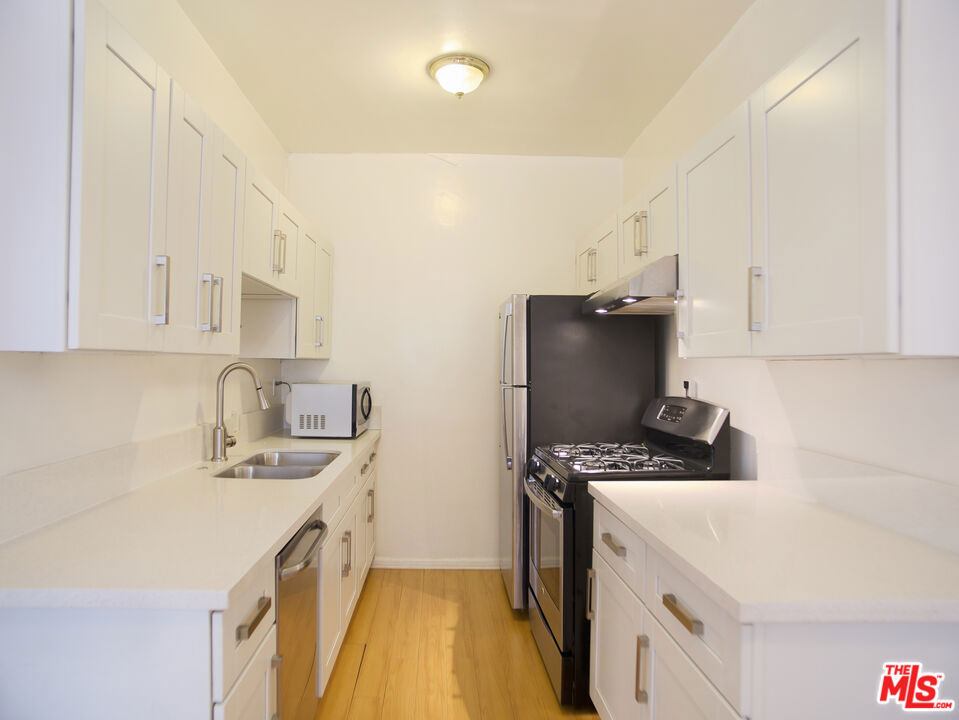 611 S Cloverdale Avenue - Photo 9
