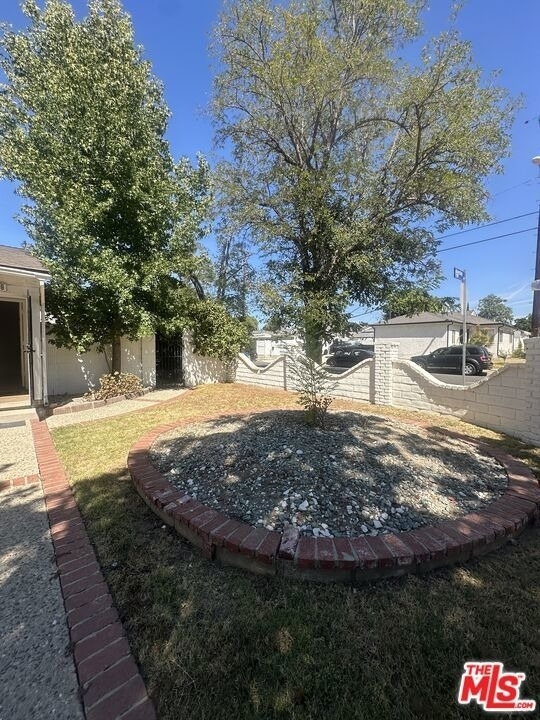 7359 Amestoy Avenue - Photo 5