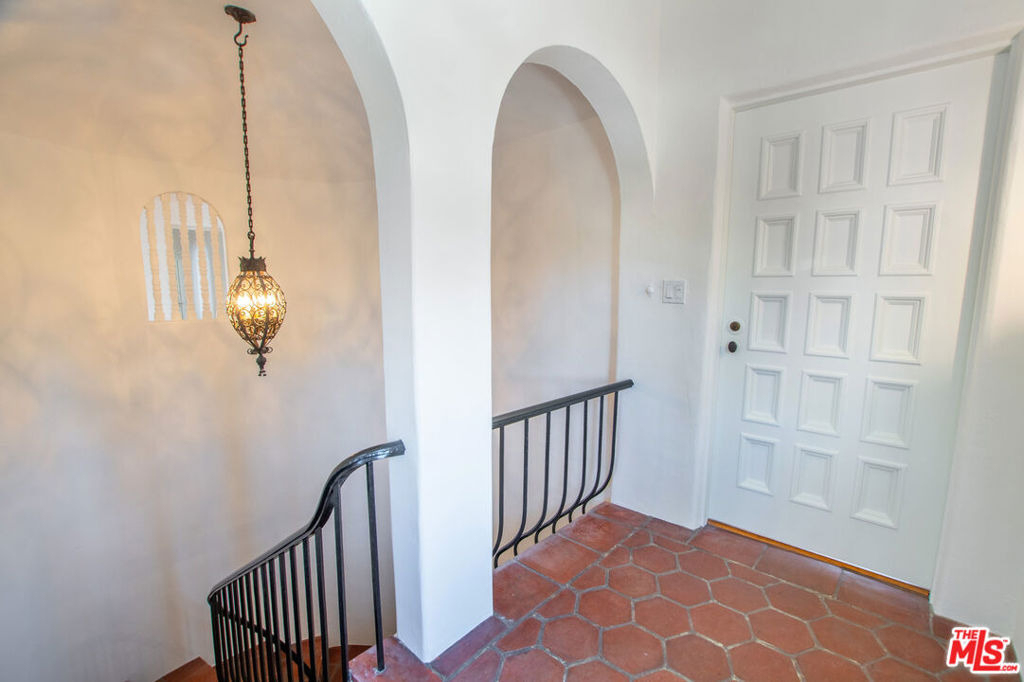 228 S Orange Drive - Photo 4