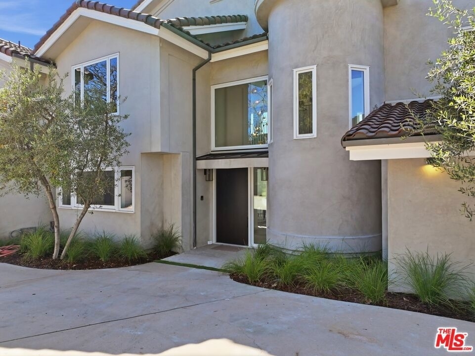 1027 Ravoli Drive - Photo 2