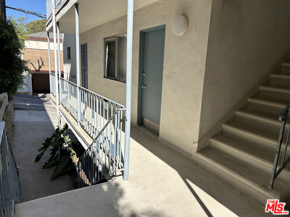1412 Barry Avenue - Photo 5