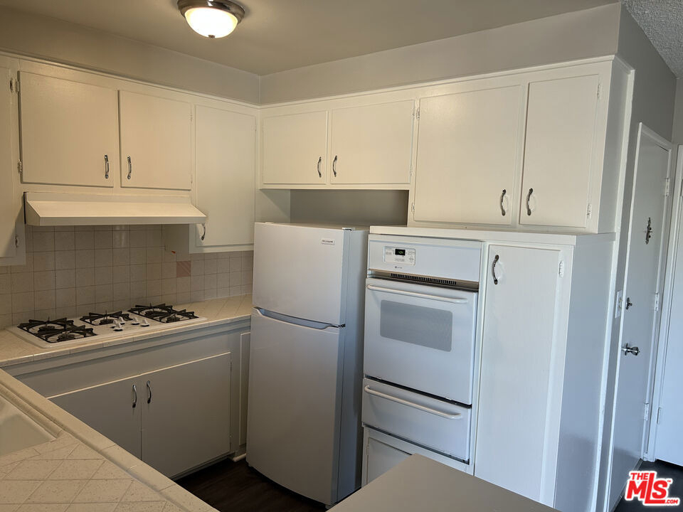 1412 Barry Avenue - Photo 12