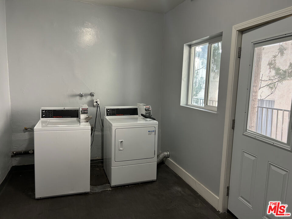 1412 Barry Avenue - Photo 3