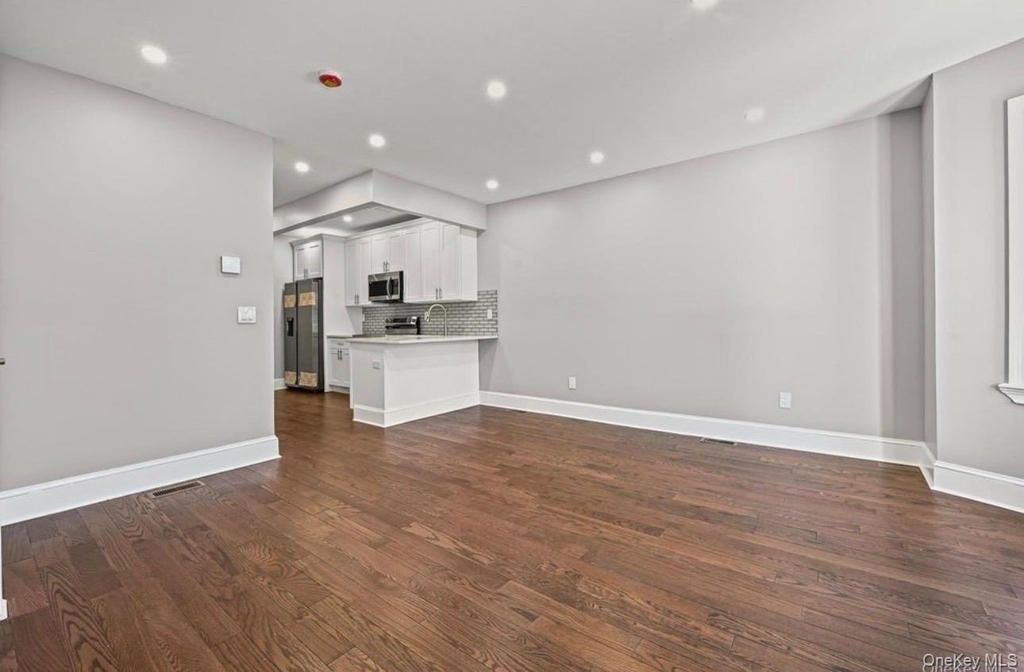 11521 143rd St - Photo 2