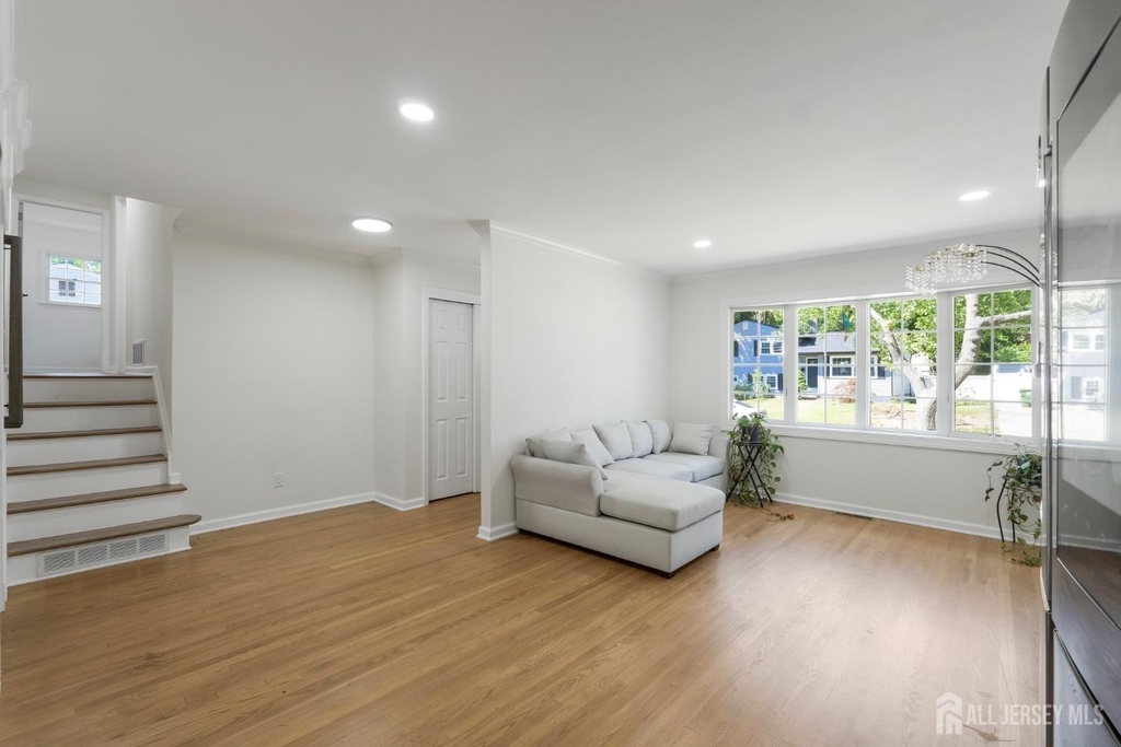 33 Larchmont Road - Photo 5