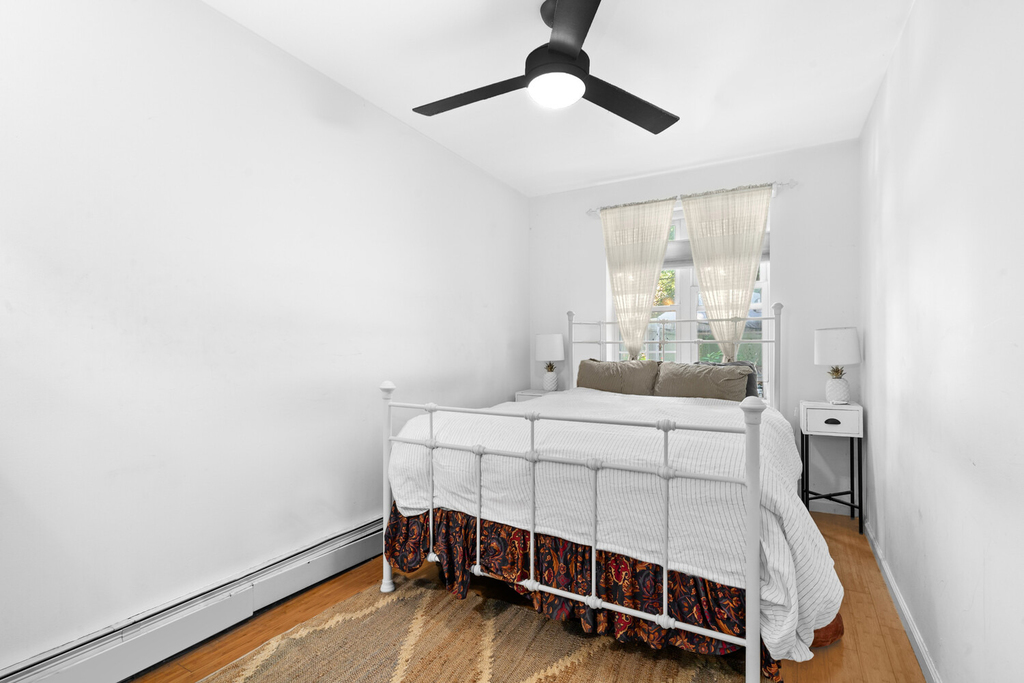 547 Gates Avenue - Photo 2