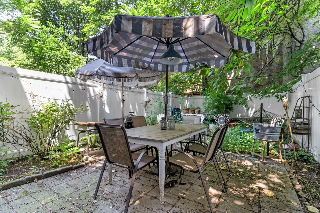547 Gates Avenue - Photo 0