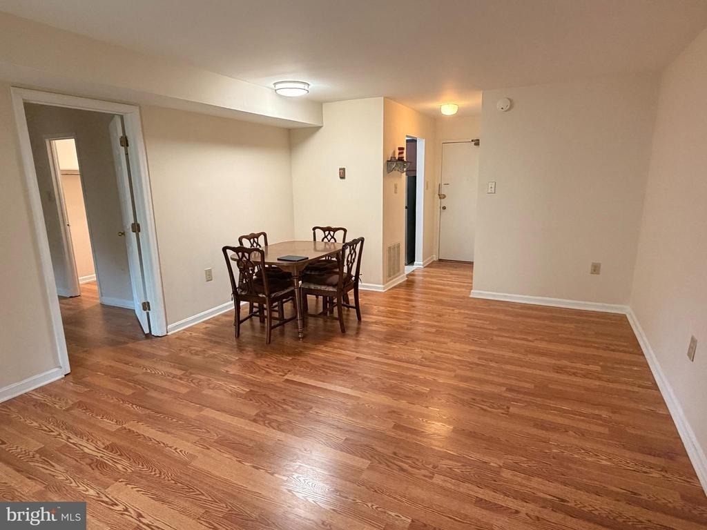 21 Canterbury Square - Photo 2