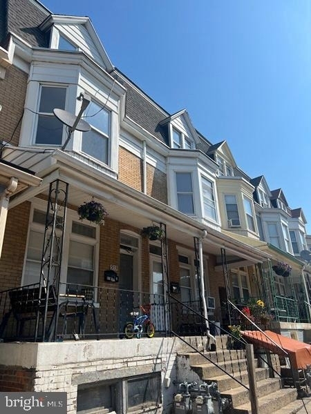 913 W College Avenue - Photo 0
