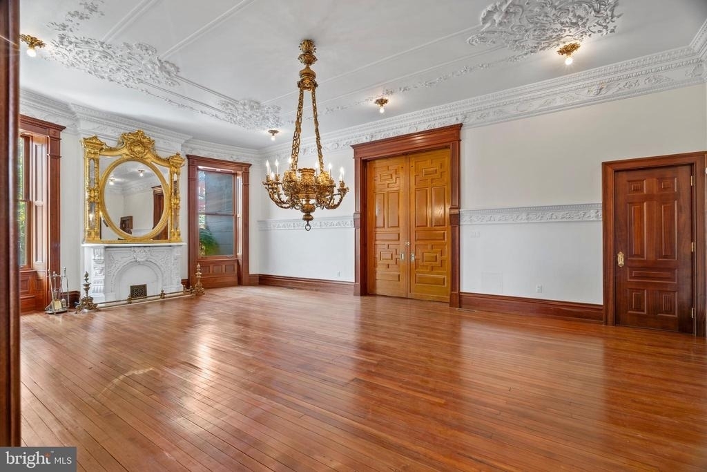 2201 Green Street - Photo 2