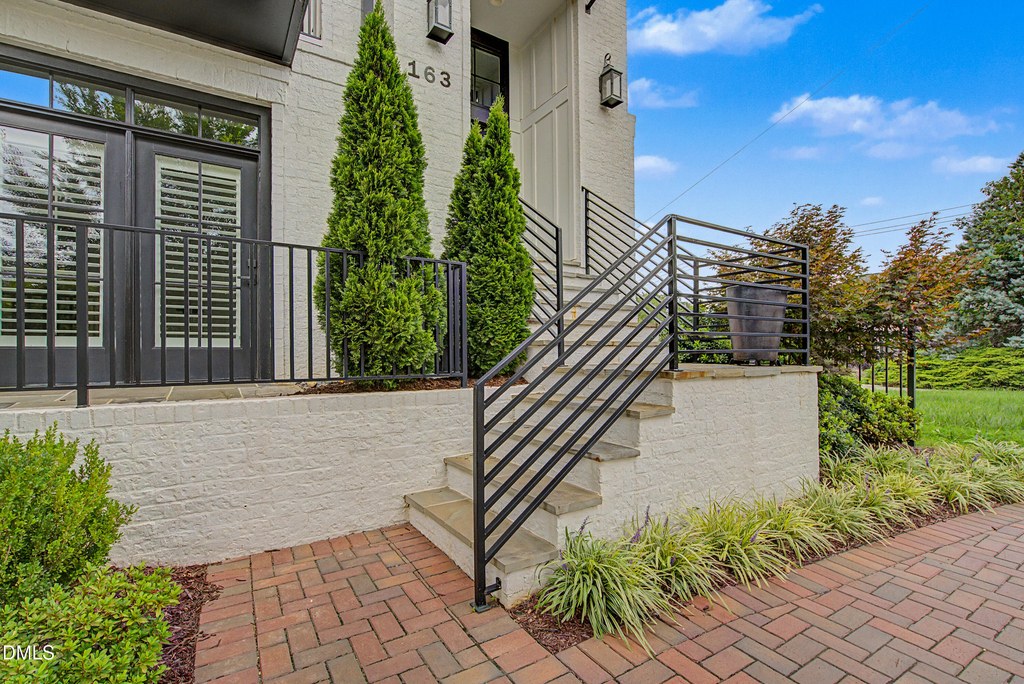 163 E Park Street - Photo 3