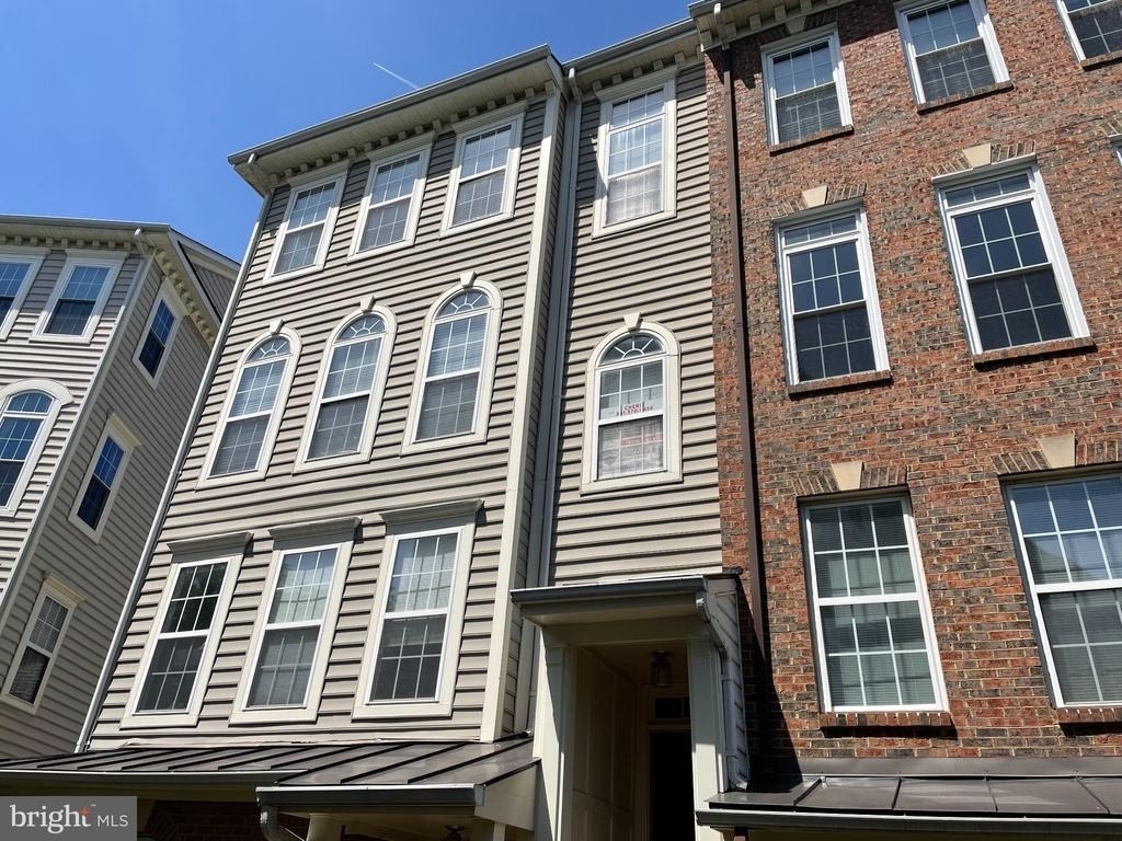 313 Cross Green Street - Photo 1